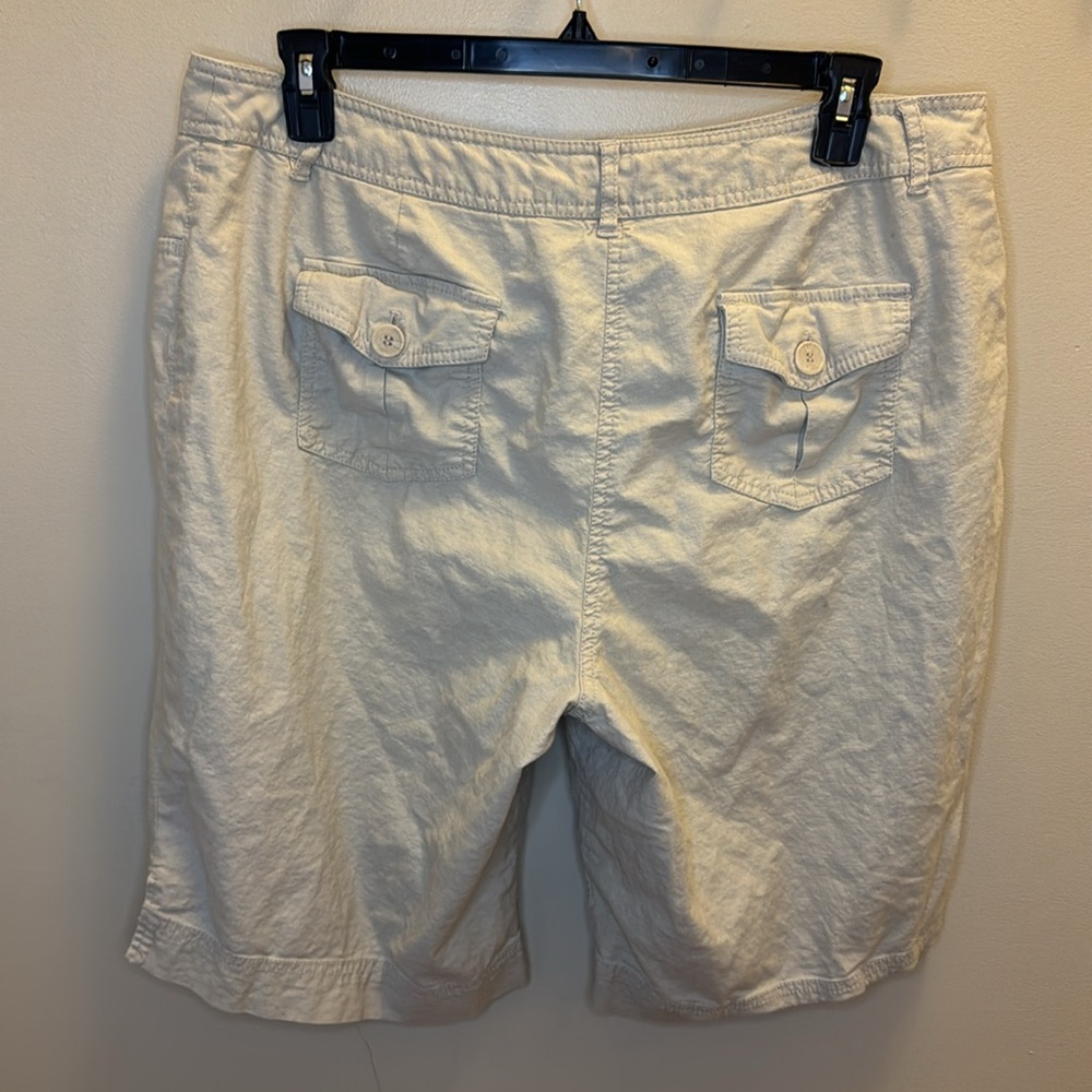 Women’s Khaki Shorts Size 18 - Picture 2 of 4
